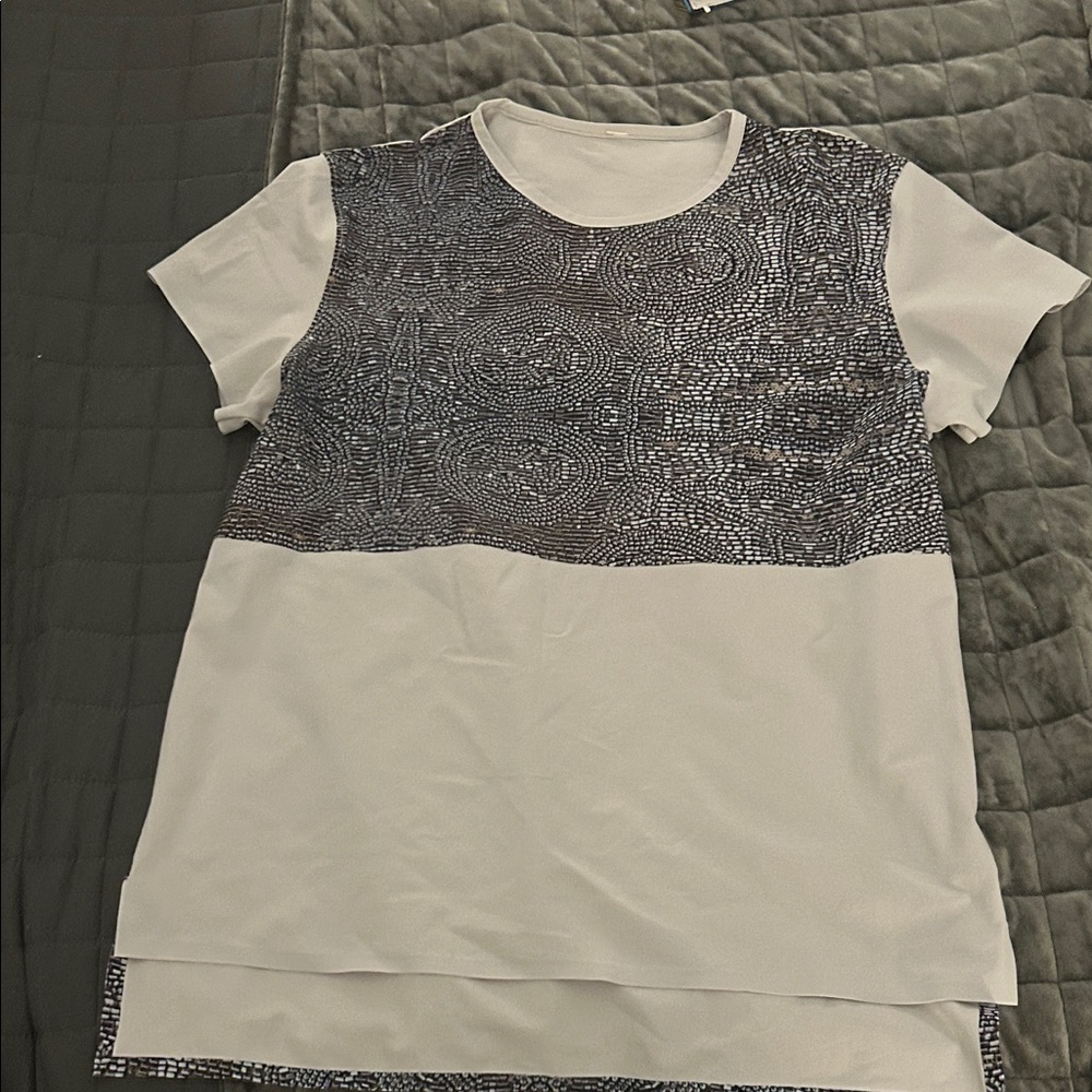 Lululemon Women's White Short Sleeve Snap ShotTee with Black Patterned Yoke